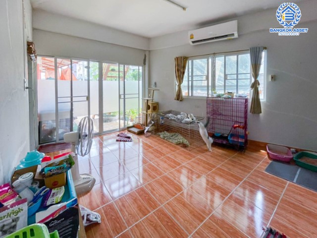 ทาวน์เฮ้าส์มือสอง นนทบุรี ม.พฤกษาทาวน์เน็กซ์ นครอินทร์ หลังมุม! เนื้อที่ 39.50 ตร.ว. ฟังก์ชัน 3 ห้องนอน 2 ห้องน้ำ 2 ที่จอดรถ  สภาพภายในสวย พร้อมเข้าอยู่ได้ทันที ฟรี! แอร์ 2 เครื่อง บนทำเลเดินทางสะดวก ติดถนนนครอินทร์ เชื่อมต่อถนนราชพฤกษ์ ถนนกาญจนาภิเษก ใกล้จุดขึ้นทางด่วน "ศรีรัช"...